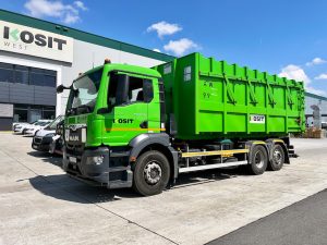 odvoz odpadu – hákové vozidlo s kontajnerom