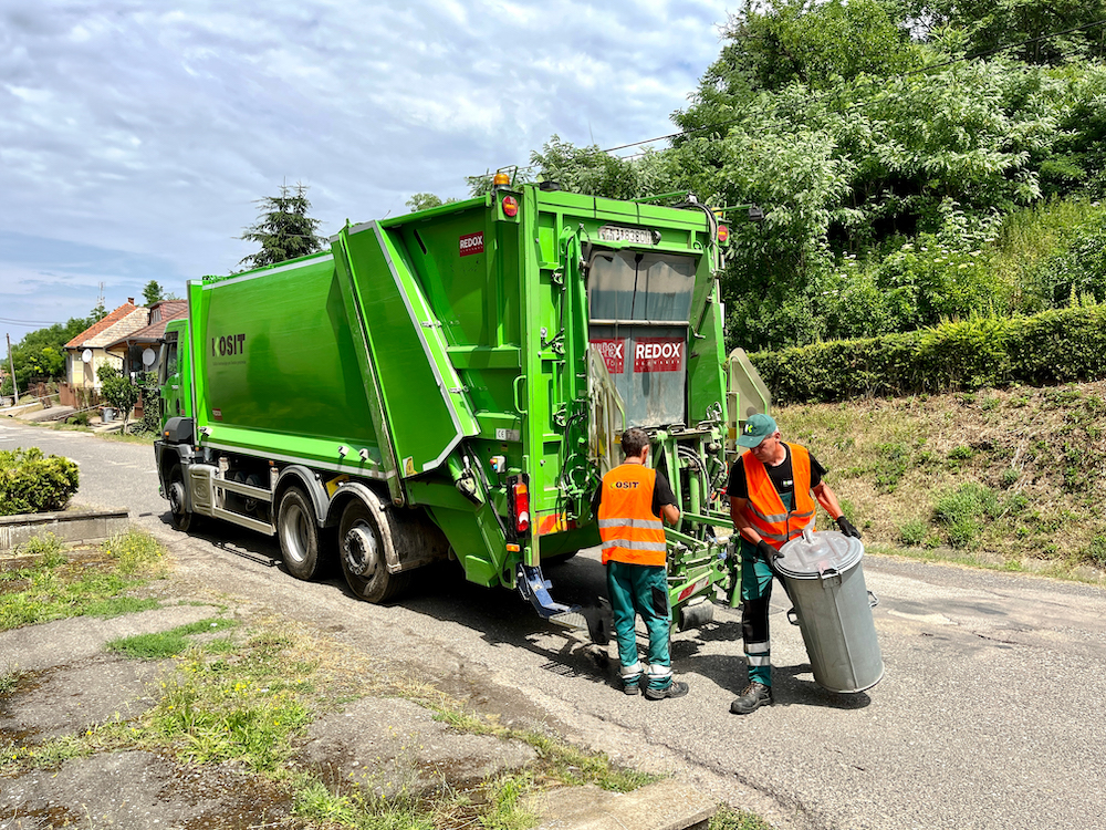 zvoz odpadu – hákové vozidlo s kontajnerom